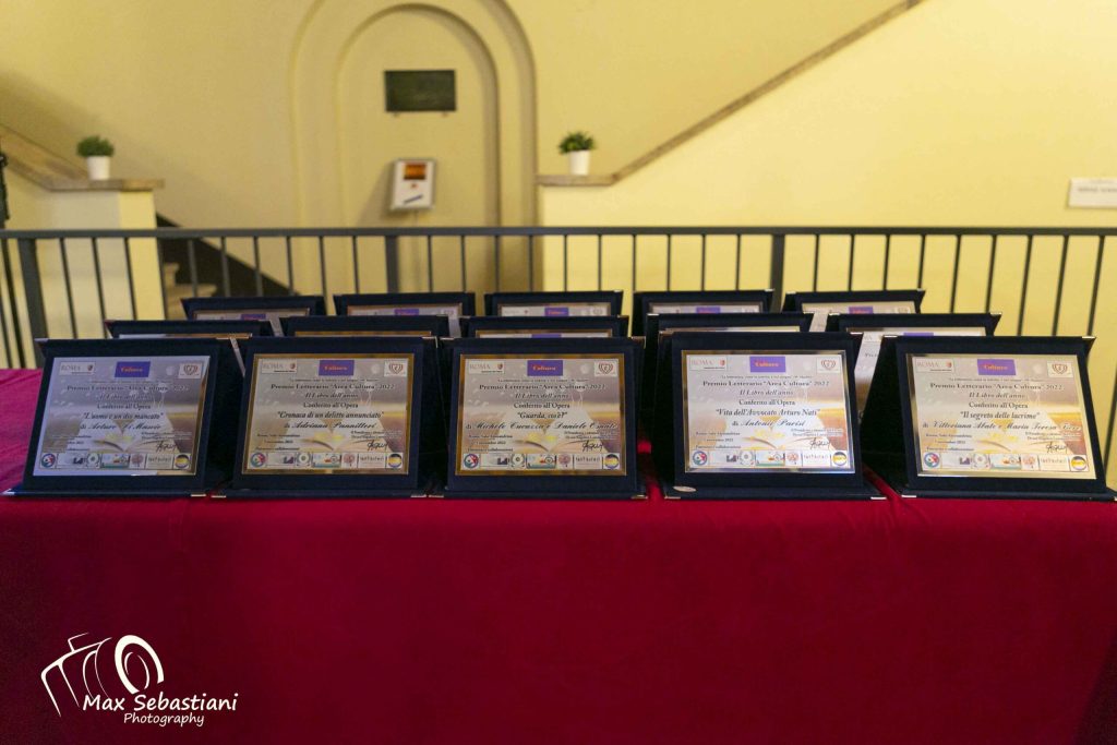 Le targhe di Area Cultura allineate per la cerimonia di premiazione del 5 novembre 2022 alla Sala Alessandrina