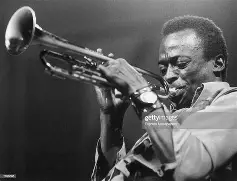 Centenario Miles Davis: l’eredità del trombettista che ha rivoluzionato il jazz del Novecento
